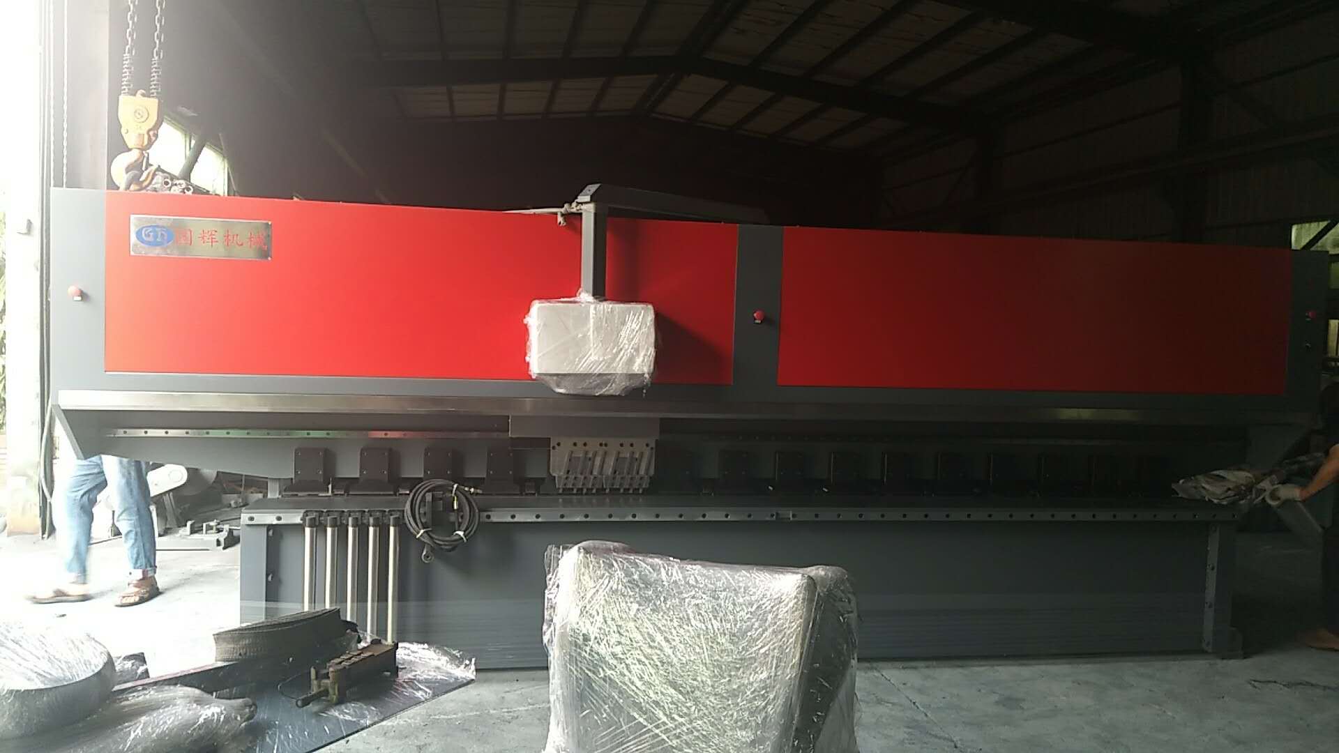 機(jī)器打包中，即將裝車(chē)送至客戶(hù)