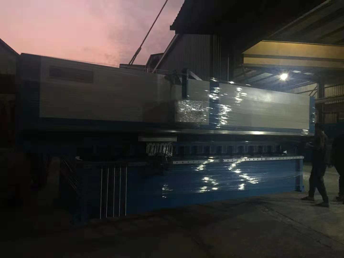 國輝機械兩臺4米雙頭刨槽機發(fā)往廣州番禺